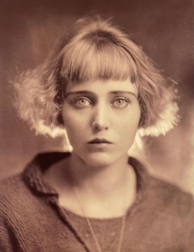 Imagen de Visión Cósmica, película de cine experimental que celebra la poesía, la pintura y las fotografias de Nahui Olin